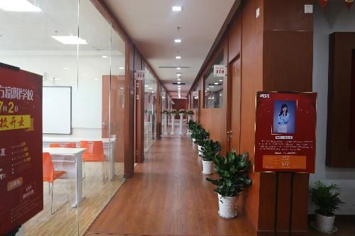 富阳新东方教育地址？富阳教育局招生电话