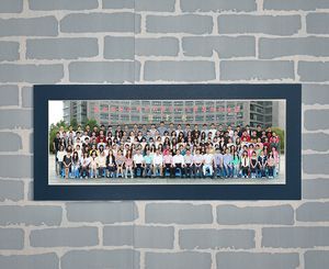 教师集体照挂在校门外合适吗？教育机构招生照片墙