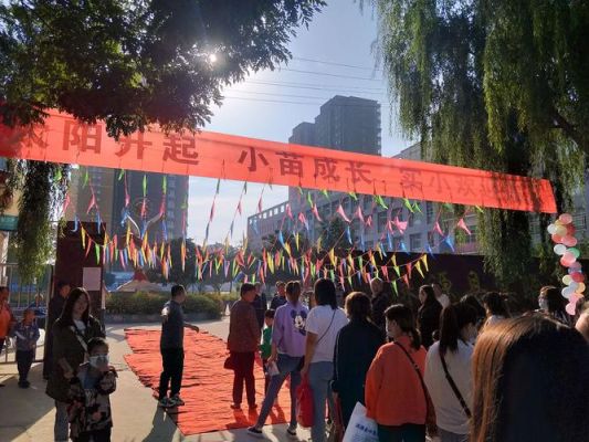 新学期校门口欢迎标语？教育机构招生横幅标语