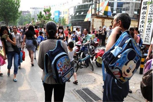 接送孩子上学一个月250元，谁愿意做吗？（华容头条教育招生）