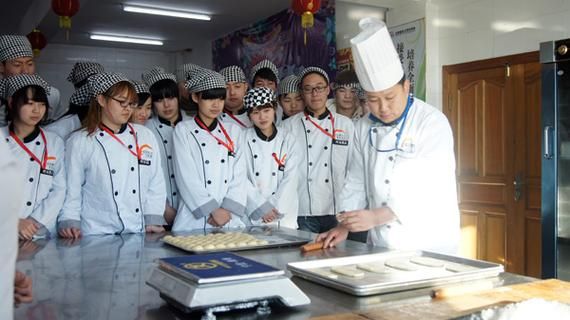 在四川省自贡市哪里学厨师最好？（自贡教育培训招生团队）