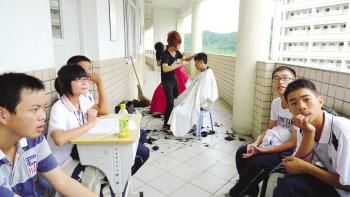 邢台市会宁中学，头发达到学校要求了，但是班主任让必须剪平头，不剪就停课，这样可以举报吗？（会宁教育招生考试）